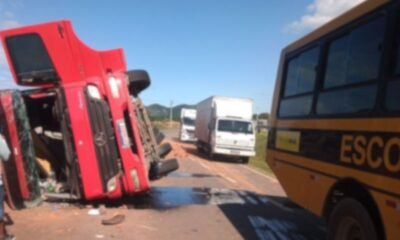 Carreta carregada de lajotas tomba e atinge dois veículos na BR 101